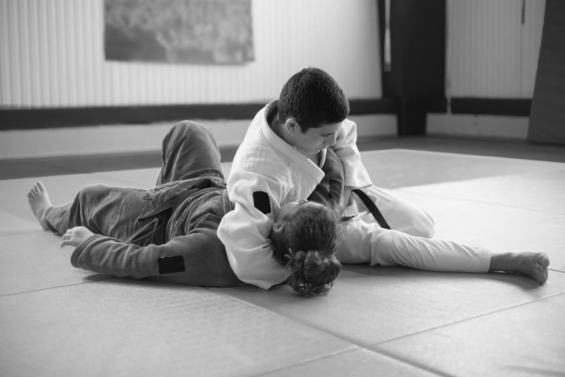 Twee judoka's voeren een judo grondtechniek uit